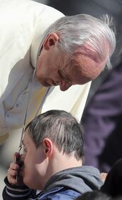 Papa Francesco litiga con il vento a San Pietro 7