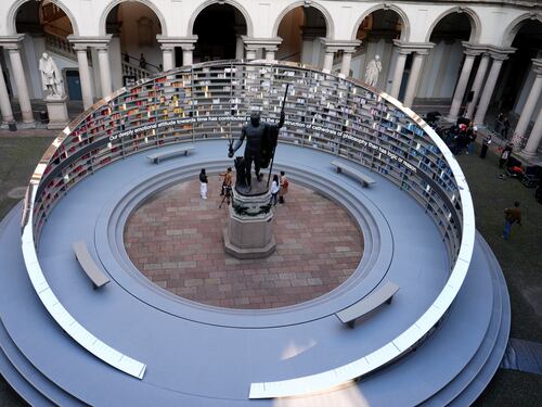 La biblioteca rotante con 3mila volumi per accendere la bellezza di Brera