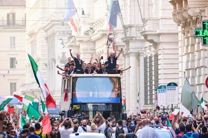 La grande festa per le strade di Roma: la gente rende omaggio all'Italia di Mancini 5
