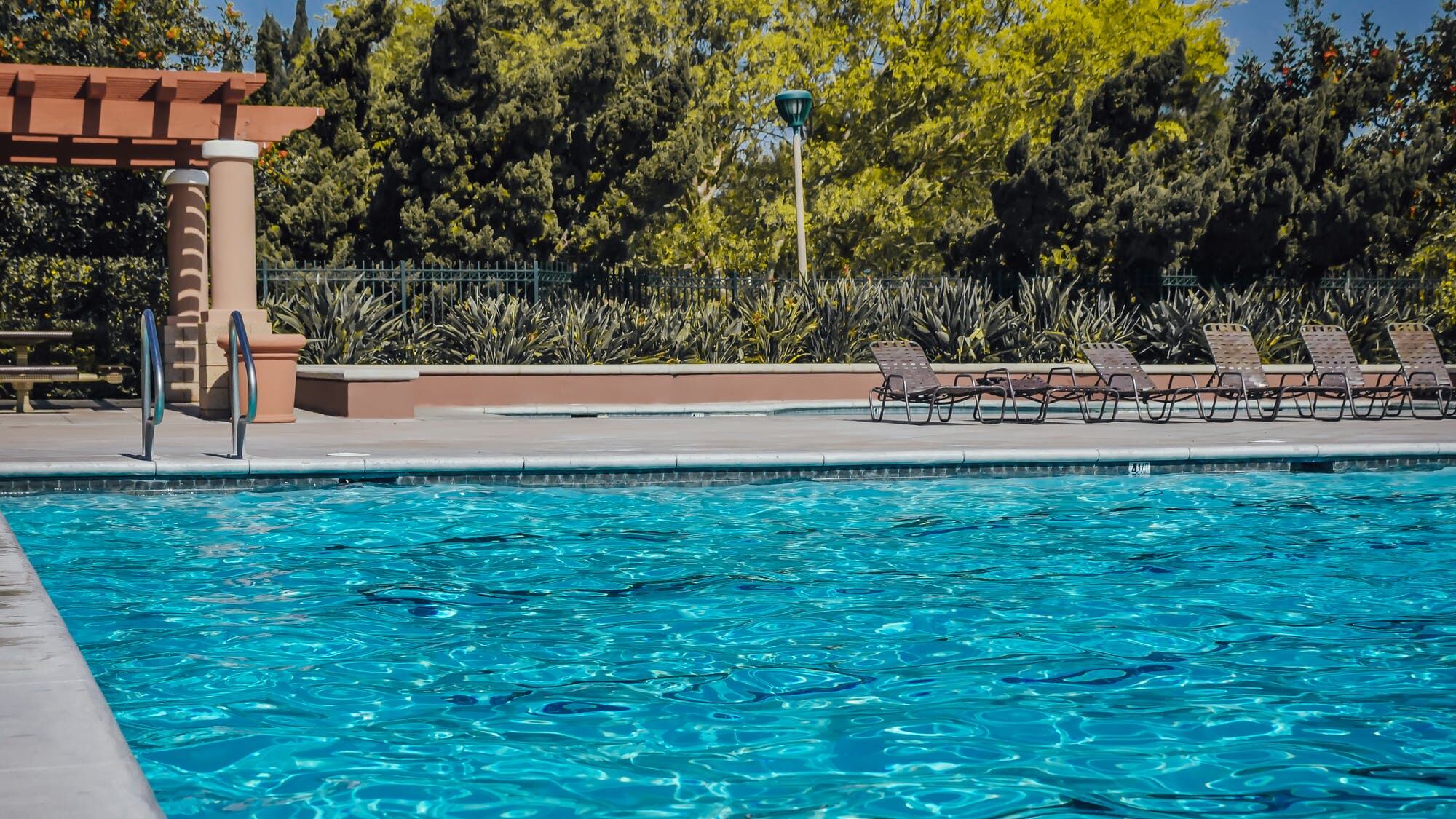 "Venite a fare un giro?" L'incubo delle due 15enni violentate in piscina