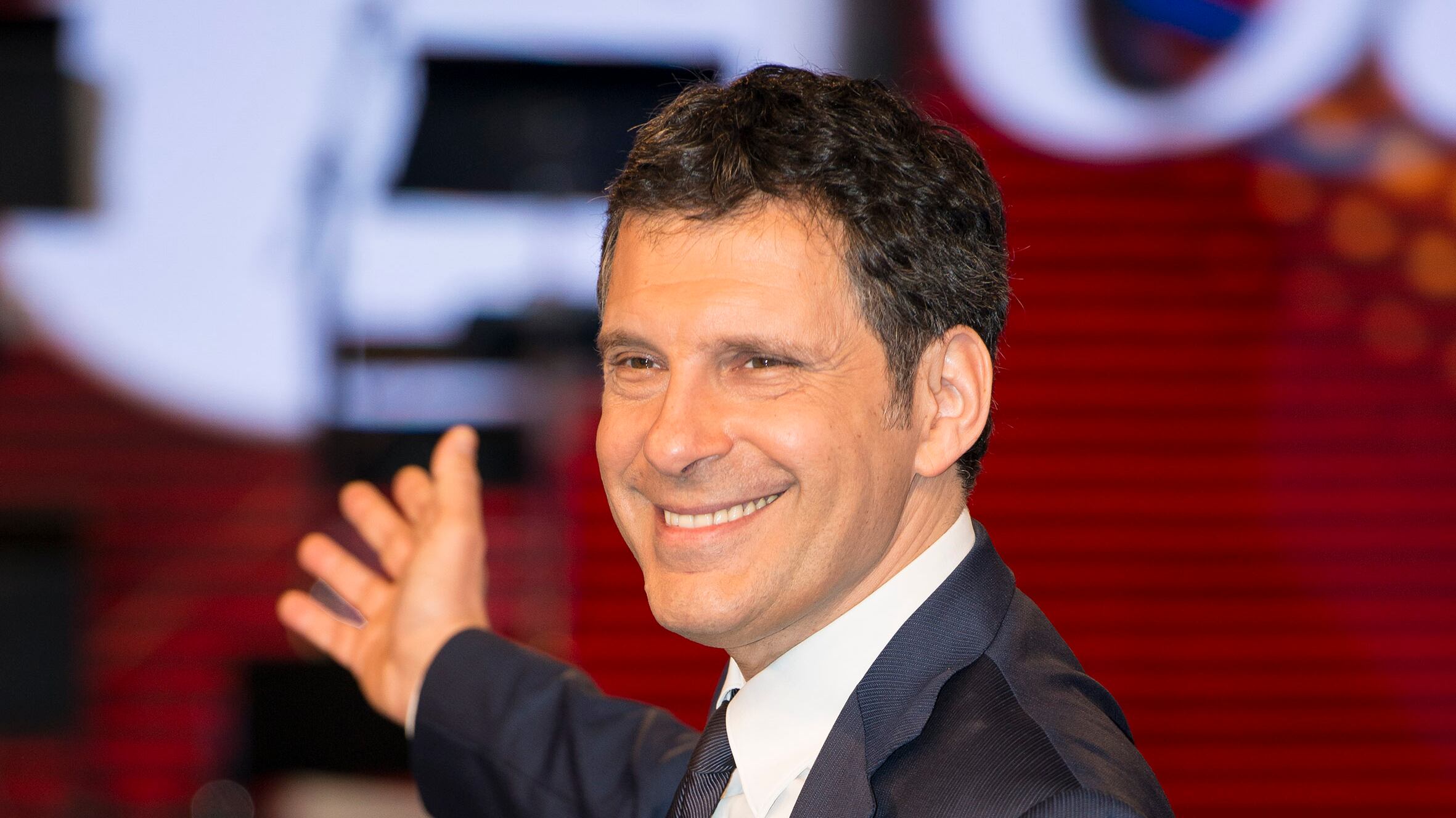 Frizzi rassicura tutti via Facebook: "Sto meglio. Combatto per riprendermi"