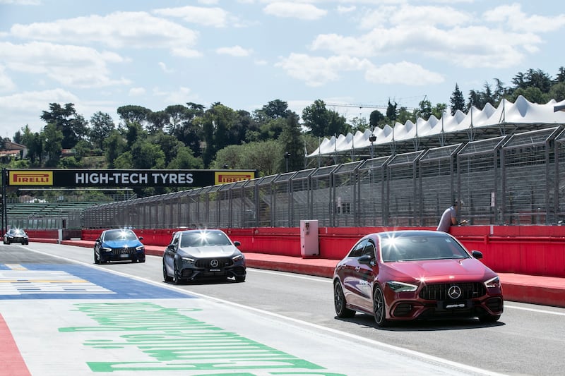 Velocità e adrenalina a bordo delle Mercedes-AMG 5