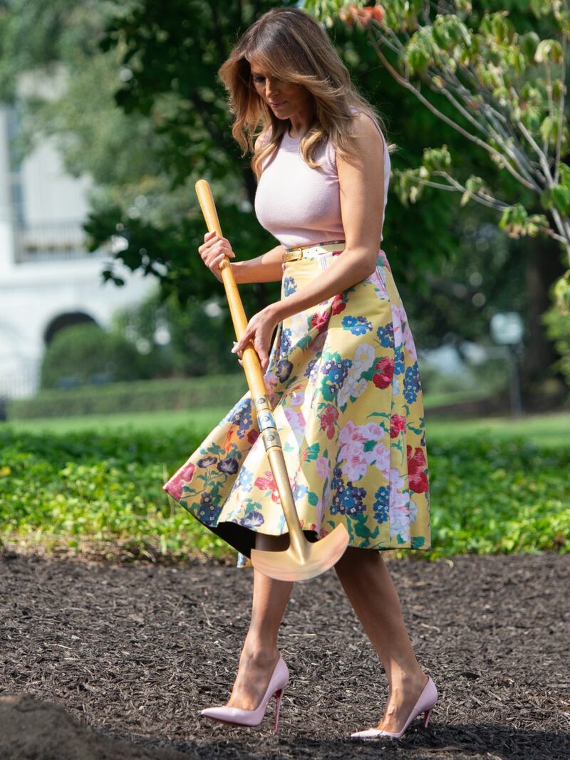 Melania Trump nell'orto con i tacchi: foto 8