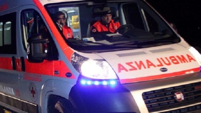 Viene rimandato a scuola e si getta dal quarto piano: grave un 14enne