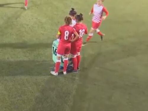 Calcio femminile, Giordania: giocatrice perde l'hijab e le avversarie l'aiutano a rimetterlo