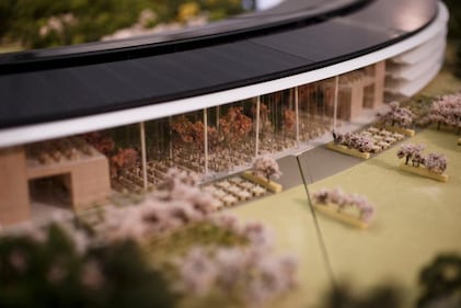 Decolla l'astronave Apple: ecco il plastico del nuovo Campus 10