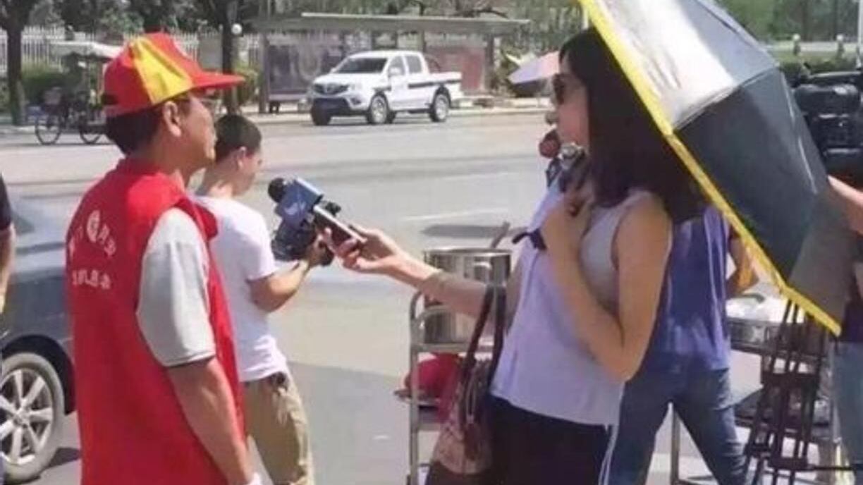 Interviste sui luoghi del tifone con ombrello e occhiali scuri: giornalista sospesa