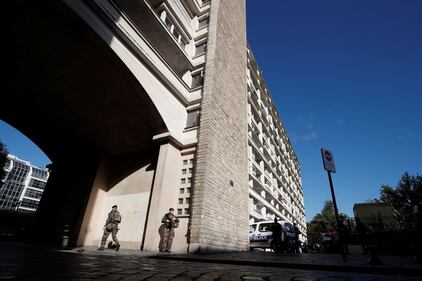 Parigi, auto travolge gruppo militari 14