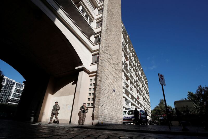 Parigi, auto travolge gruppo militari 14