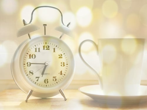 Rimandare la sveglia al mattino rende intelligenti, lo rivela la scienza