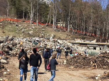 Pasquetta a Rigopiano, "turisti del macabro" tra le macerie 1