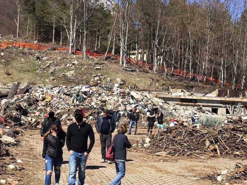 Pasquetta a Rigopiano, "turisti del macabro" tra le macerie 1