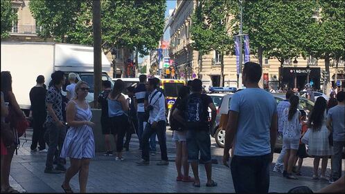 Parigi, auto esplode contro furgone della gendarmerie sugli Champs Elysées 3