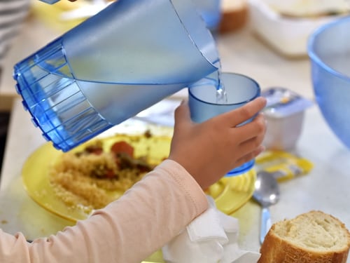 Torino, bimbo allontanato da mensa perché senza posate: "Così niente pranzo"