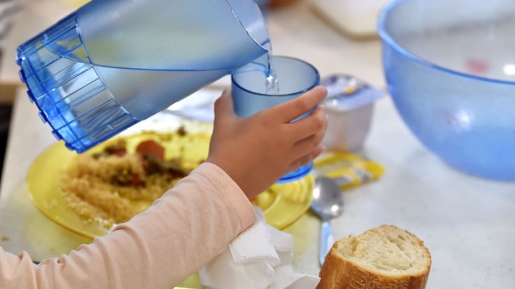 Torino, bimbo allontanato da mensa perché senza posate: "Così niente pranzo"