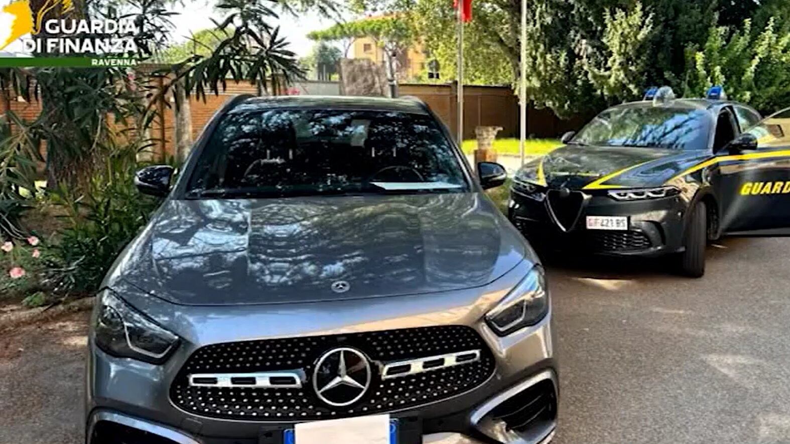 Madre morta da 10 anni: 66enne incassa la pensione, accumula 120mila euro e gira in Mercedes
