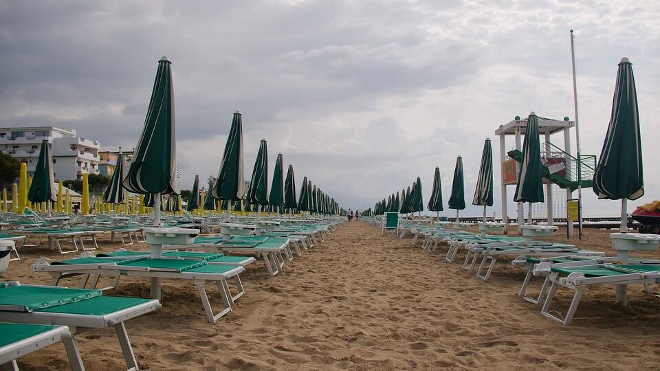 Spiagge "sterili" e tavoli dimezzati: regole impossibili per la ripartenza