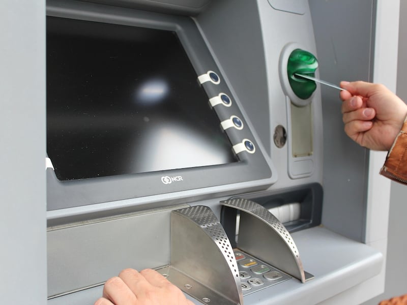 Bancomat fatti saltare con marmotte esplosive: 12 assalti e oltre 200mila euro di bottino, 7 arresti