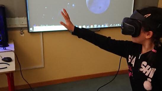 A Milano la scuola è entrata nel futuro: con la realtà virtuale la lezione è dal vivo