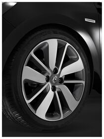 Renault Clio “Costume National”: spazio allo stile 5