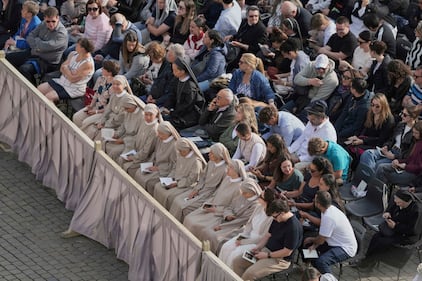 La folla a Piazza San Pietro per rendere omaggio alla salma di Papa Francesco 6