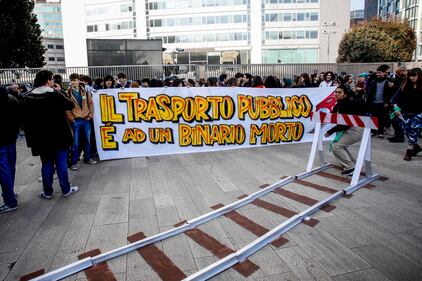 Ambientalisti di Fridays for Future attraversano Milano in corteo 9