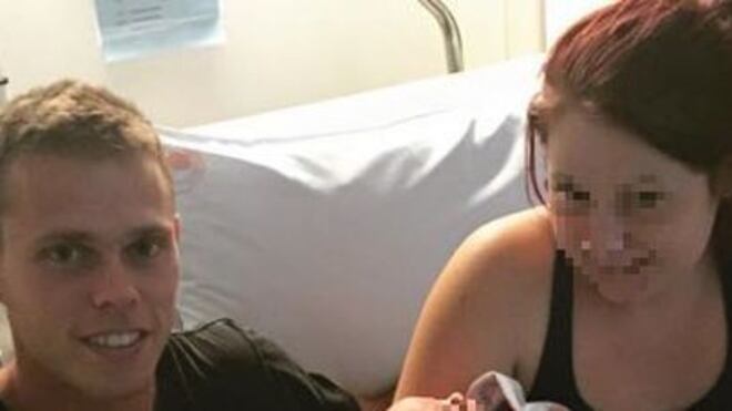 Australia, un 23enne diventa padre e nonno in una settimana