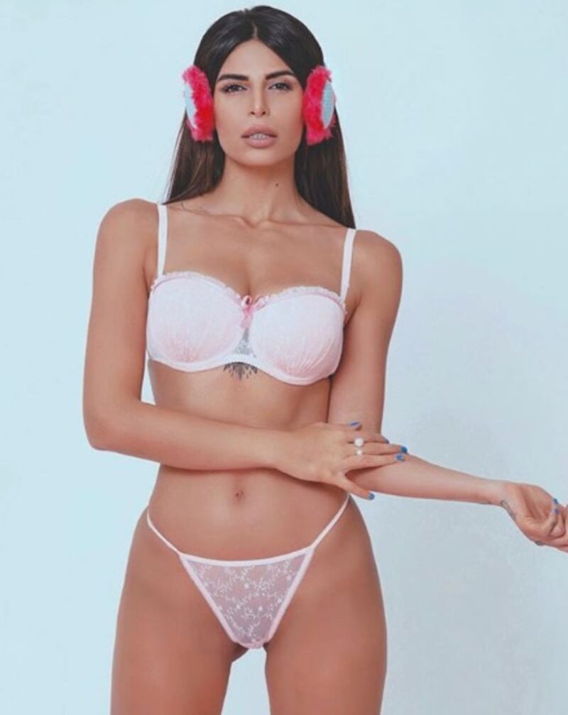 La modella iraniana fuggita a Parigi per evitare le frustate 4