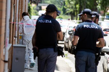 Omicidio-suicidio di Roma: l'arrivo della scientifica e il ritrovamento dell'auto dell'assassino 5