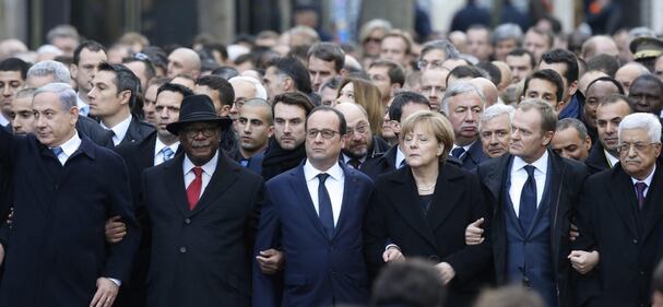 L'abbraccio a Parigi dei leader mondiali 1