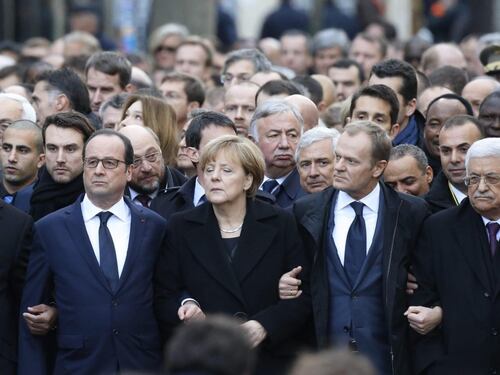 L'abbraccio a Parigi dei leader mondiali
