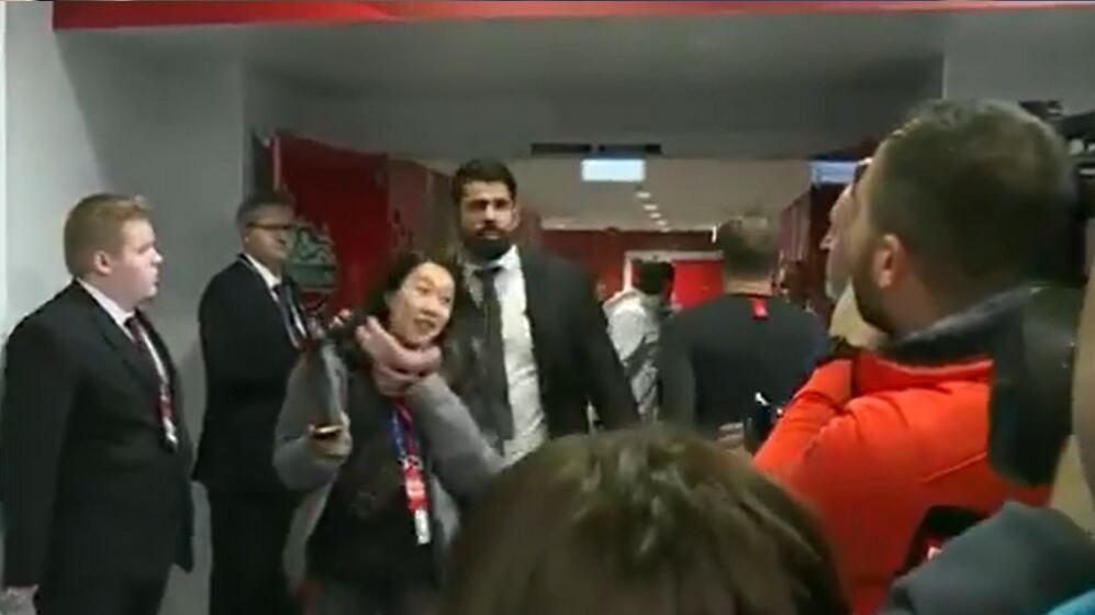 Diego Costa, gaffe sul Coronavirus: finge di starnutire addosso ai giornalisti