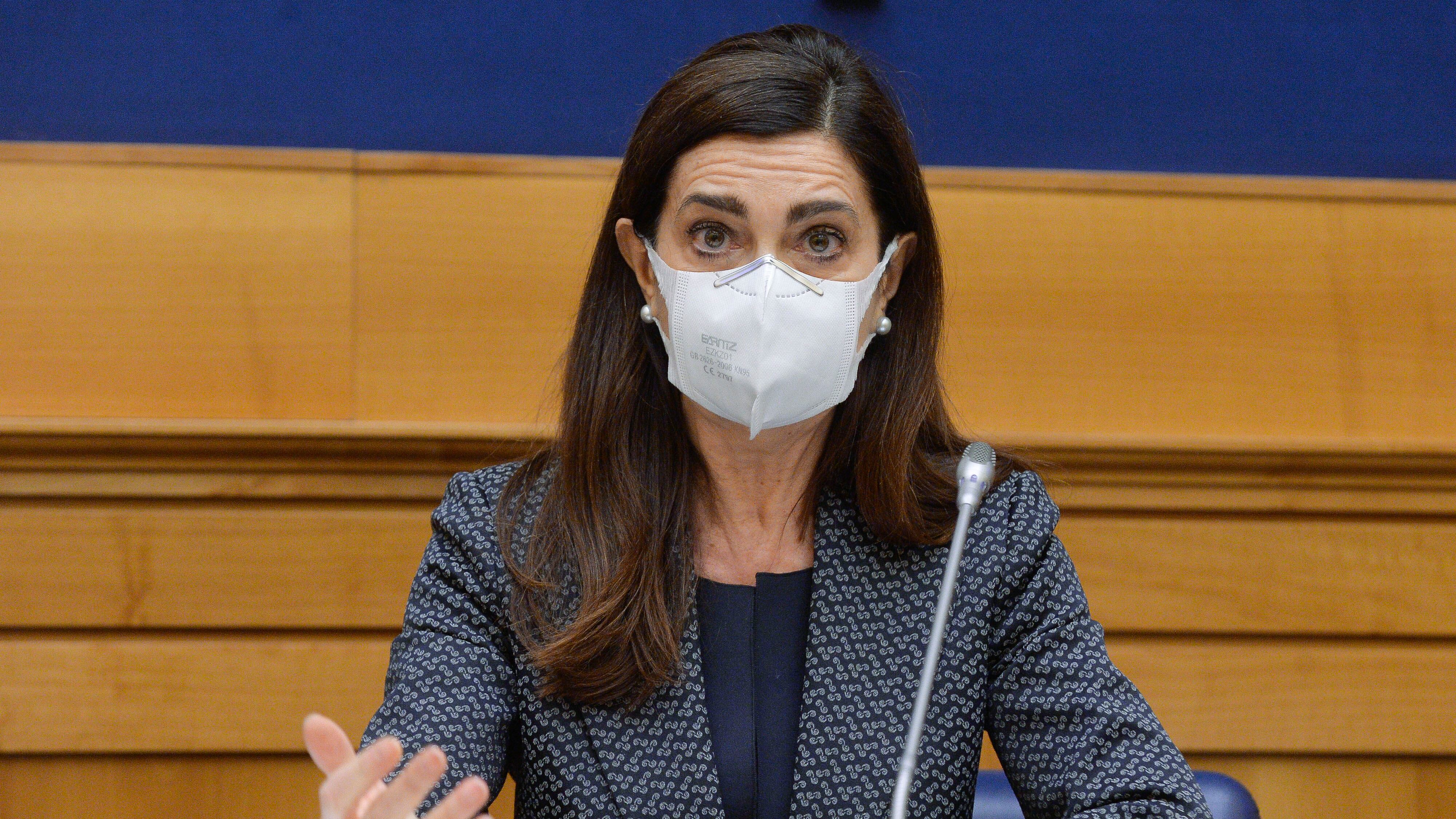 "Non usateci così", "È fango...". Ed è rissa tra la Boldrini e i collaboratori