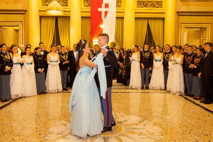 A Milano le debuttanti ballano il valzer. E c'è anche Cenerentola 23