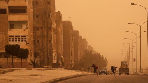 Una tempesta di sabbia oscura il cielo del Cairo 5
