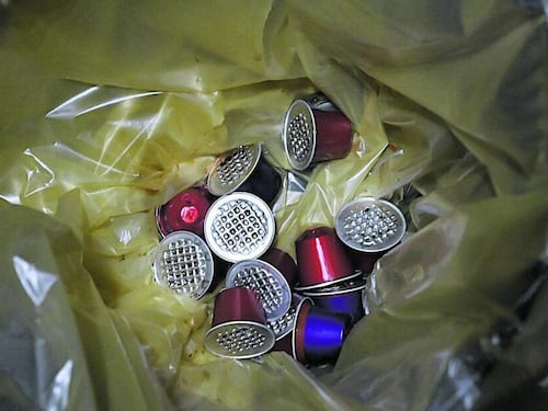 Tutte le capsule di caffè nel sacco giallo. "L'alluminio sarà recuperato e riciclato"