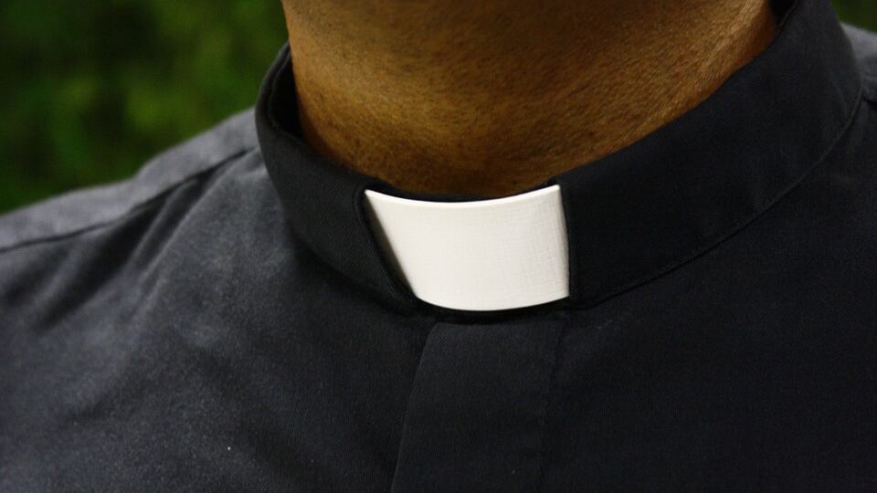 Spagna, guai per prete che accoglie e fa sesso con rifugiato islamico