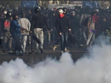 Teppisti e delinquenti in azione contro la polizia 1