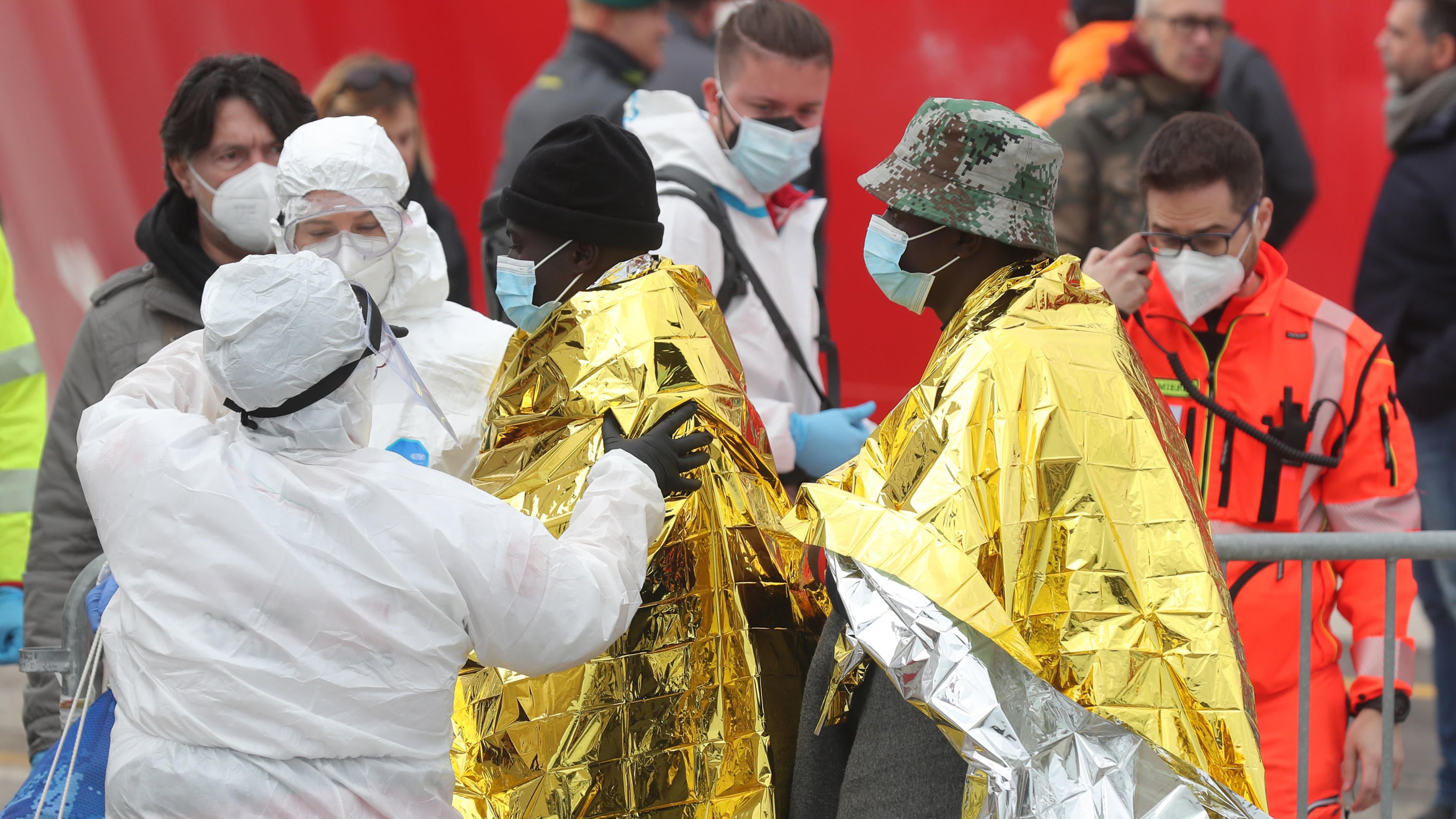 “I nostri sono i salvataggi veri”. Piantedosi tira dritto sulle Ong dei migranti