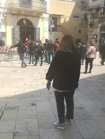 Nel Barese, la fila per ritirare i buoni spesa 4