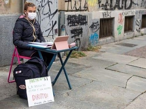 "Fatti curare", studentessa anti Dad insultata da prof sui social