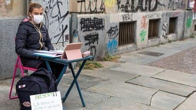 "Fatti curare", studentessa anti Dad insultata da prof sui social