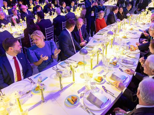 Acceso il braciere olimpico in Piazza Duomo, Vance a Milano, la cena del CIO. Mattarella: "I valori olimpici ispirino le relazioni tra i Paesi"