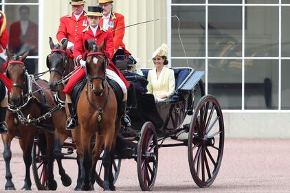 Una guardia reale sviene durante il Troopping The Colour 2019 1