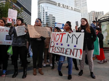In migliaia in piazza contro Trump 30