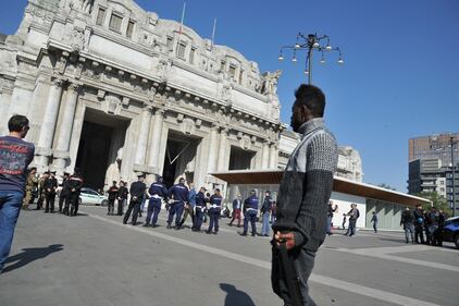 Immigrati e militari in Centrale 13