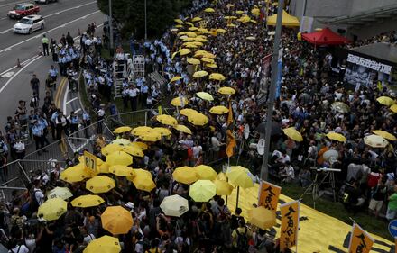 Hong Kong scende in piazza un anno dopo 25