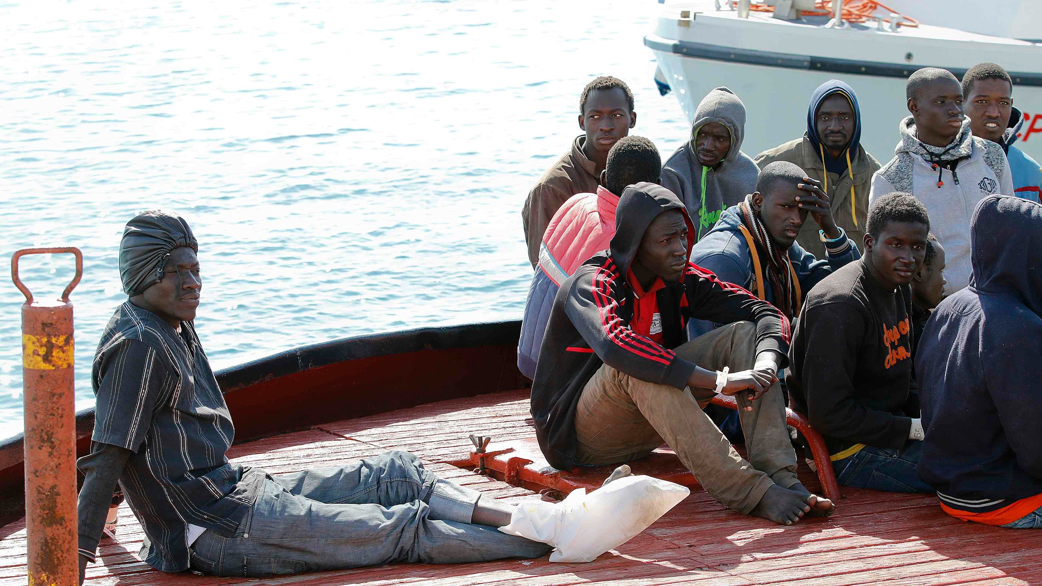 "Lasciate gli immigrati al largo" Gli italiani chiudono le frontiere