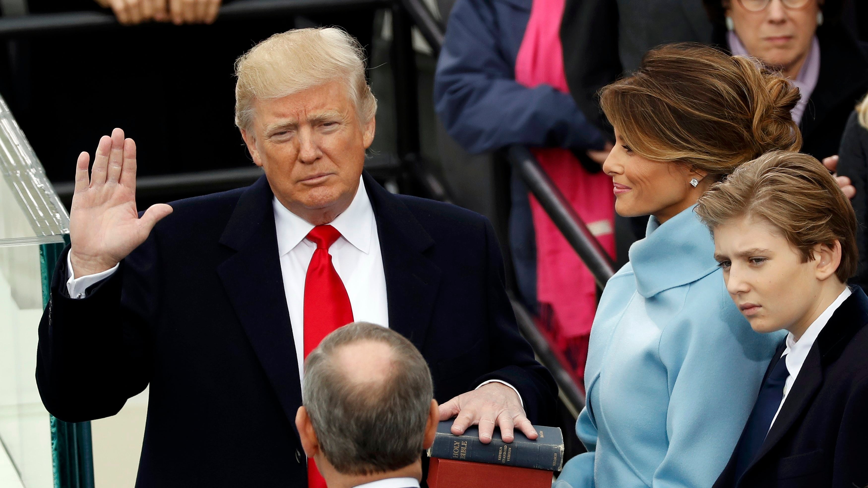 Trump firma il suo primo atto: "Via a giornata del patriottismo"
