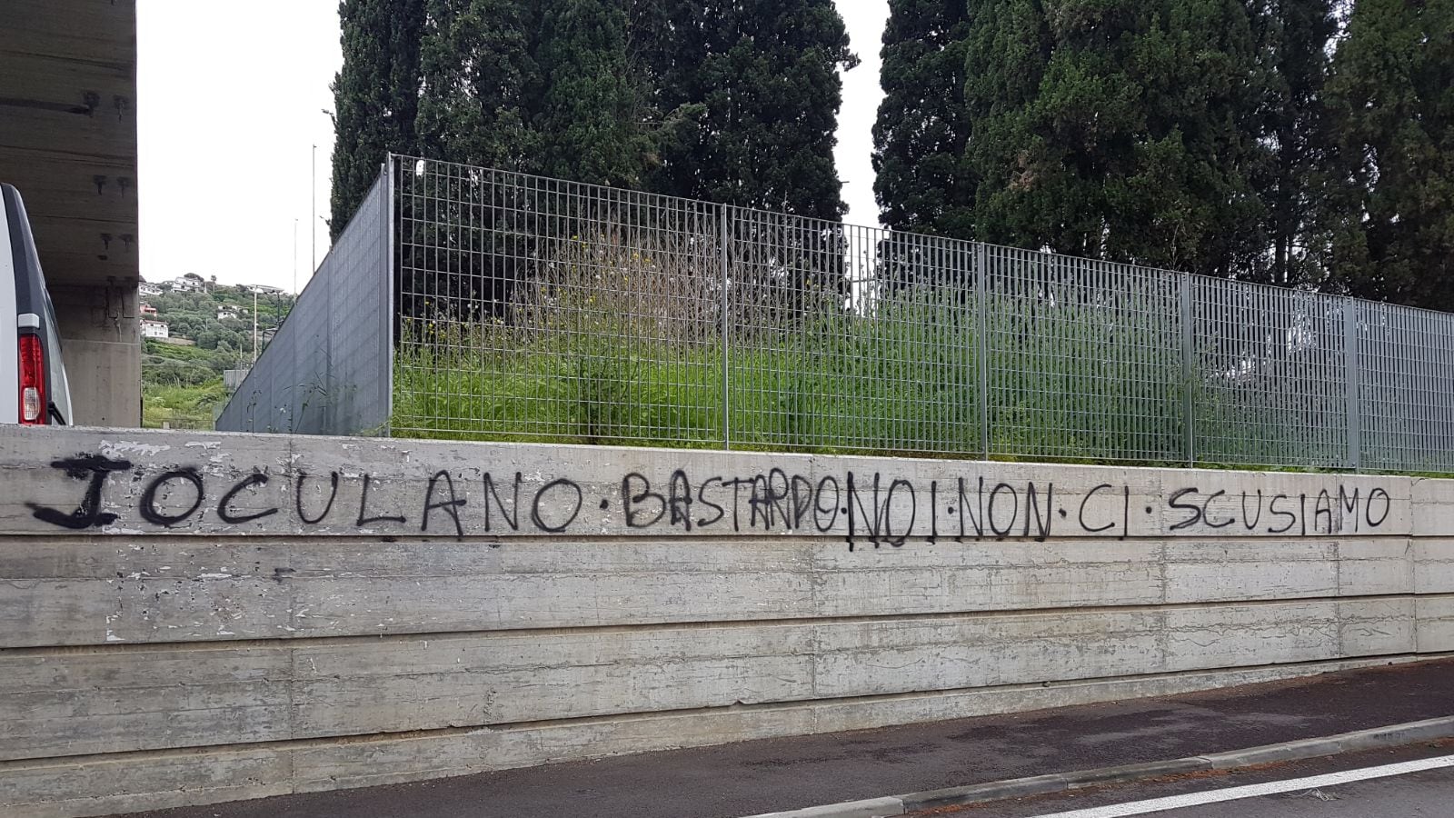 Dopo la condanna della no border compare la scritta "bastardo" al sindaco Ioculano